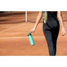 A tökéletesen záródó kupakhoz rögzített rugalmas fogantyú stabil tartást és kényelmes, biztonságos hordozhatóságot garantál az 500 milliliteres kulacs számára.