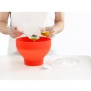 Kihajtás után töltse fel a tálat a jelölésig (50-100 g) kukoricával és tetszés szerint olajjal, sóval, majd 800 W-on 3-4 perc alatt készítse el.