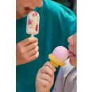 A lekerekített, klasszikus formájú jégkrémek stabilan rögzülnek a beépített, széles peremű, cseppfogó kialakítású műanyag pálcikán.
