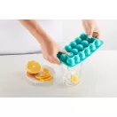 Ez a jégkockatartó tartalmaz egy fedelet, amely megakadályozza, hogy a szagok átterjedjenek a fagyasztott élelmiszerekről a jégkockákra, így Ön minden egyes alkalommal pontosan azt az ízt k