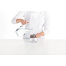 Melegítés: Töltsd meg az egyik üvegedényt vízzel, és melegítsd a mikrohullámú sütőben 2 percig.