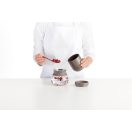 Előkészítés: Add hozzá a teafüvet, majd illeszd rá a szűrőt és a másik üvegedényt a lezáráshoz.