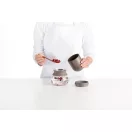 Előkészítés: Add hozzá a teafüvet, majd illeszd rá a szűrőt és a másik üvegedényt a lezáráshoz.