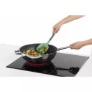 A zöld színű műanyag spatula széles, kúpos fejrésze tökéletesen leköveti a wok serpenyők íves belső formáját, biztosítva az alapanyagok hatékony és karcolásmentes forgatását a ...