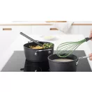 A speciális, karcmentes anyagkialakítású konyhai eszköz lekerekített, rugalmas feje kíméletes, felületsérülés nélküli használatot garantál a tapadásmentes bevonattal ellátott edé...