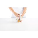 A precíz bevágásoknak köszönhetően a hő és a fűszerek mélyebben átjárják az alapanyagokat, így minden falat tökéletesen átsült és aromákban gazdag lesz.