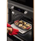 Csúszásgátló felületének köszönhetően biztonságosan veheti ki sütőjéből a tepsit.