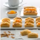 A tálcaszerkezet precíz geometriája azonos térfogatú, szabályos profilú és tökéletesen sima felületű desszertek megformázását teszi lehetővé.