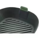 Emelje fel a fogantyúkat, hogy több hely legyen a keze és a forrólevegős fryer között.