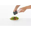 A fordított kivitel és a nagy nyílás egyszerű megtöltést tesz lehetővé, miközben tisztán tartja az Ön konyhapultját, hiszen meggátolja a fűszermaradványok kiszóródását.