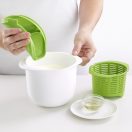 Melegítsen fel 1 liter tejet mikrohullámú sütőben 15 perc alatt, majd adja hozzá egy frissen facsart citrom levét a természetes savanyítási folyamat elindításához.