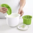 Melegítsen fel 1 liter tejet mikrohullámú sütőben 15 perc alatt, majd adja hozzá egy frissen facsart citrom levét a természetes savanyítási folyamat elindításához.