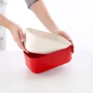 A piros külső burkolat és a belső fehér tartály duplafalú kialakítása kiváló hőszigetelést garantál a jégkockák olvadásmentes megtartásához.
