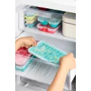 A sima, repedésmentes kiszerelés a rugalmas platina szilikon tálcának köszönhetően alapfelszereltség: a jégkockák minden éle és szöge tökéletes marad a tálaláskor.