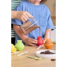A rugalmas szilikon anyag és a stabil pálcika tökéletes záródást alkot a folyadékkal telt gömb alakú forma zárt, fagyasztásra kész állapotában.