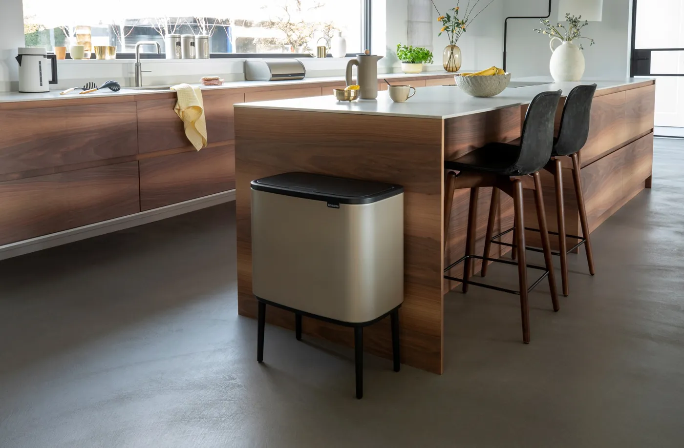 Pezsgőszínű Brabantia Bo szemetes egy modern konyhában