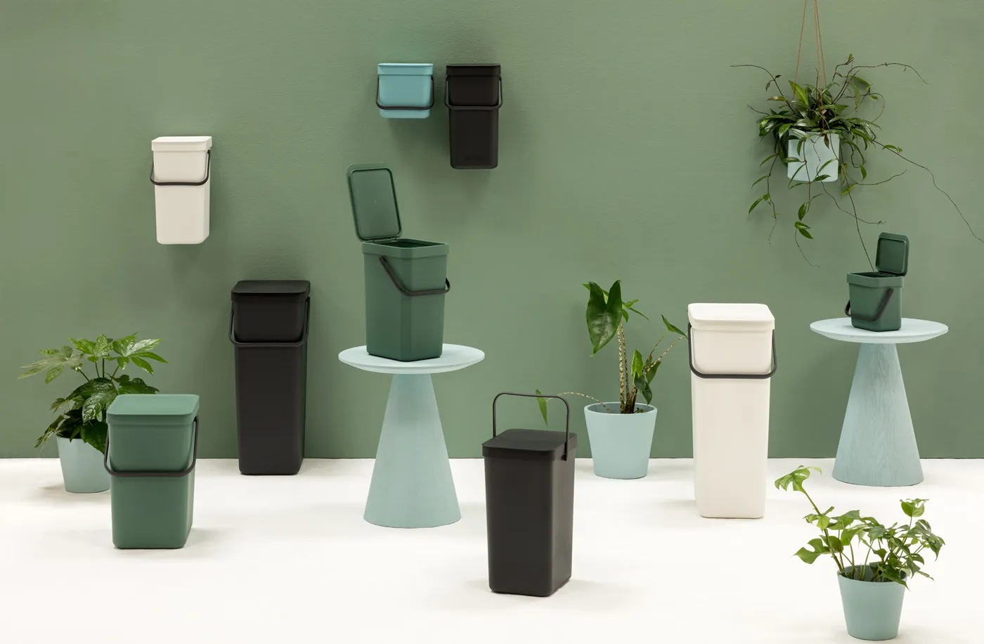 Falra szerelt és álló Brabantia Sort & Go szelektív szemetesek